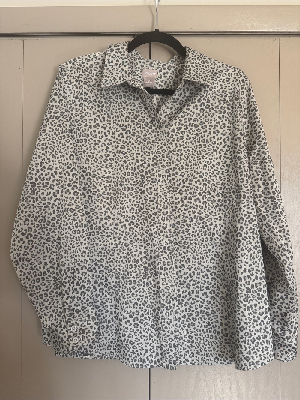 💕5/$25 Chico's  Leopard-Print Button-Down Shirt